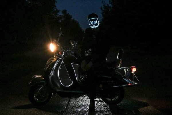 Comment installer un système d'éclairage LED intégré sur une moto pour une meilleure visibilité nocturne ?